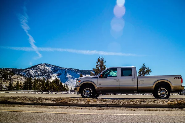 Yosemite Ulusal Parkı ünlü off-road Ford araç, Tioga Road