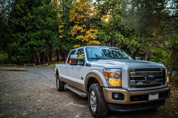 Yosemite Ulusal Parkı ünlü off-road Ford araç, Tioga Road