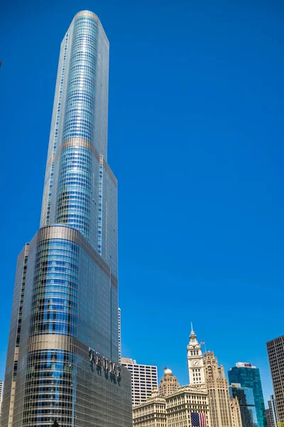 Ein riesiges hochhaus in chicago, illinois — Stockfoto