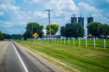 Shipshewana, Indiana'da at ve at arabasını gösteren bir yol tabelası