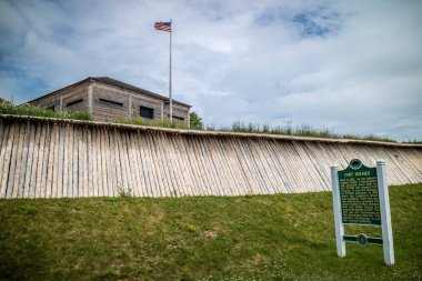 Mackinac Island, Michigan'daki site için bir açıklama panosu