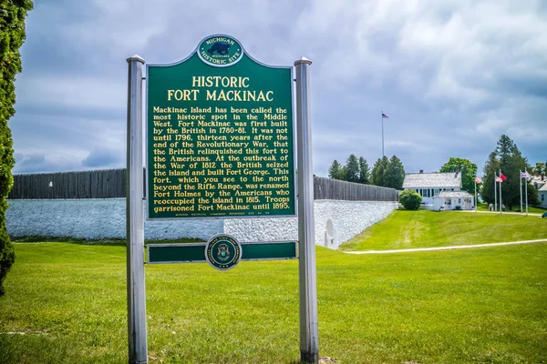 A description board for the site in Mackinac Island, Michigan — Stock Photo, Image