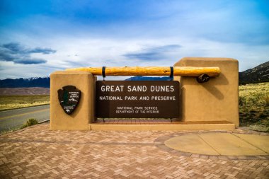 Great Sand Dunes Milli Parkı'na giden bir giriş yolu