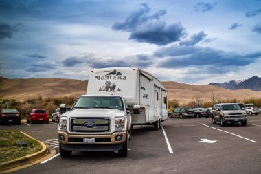 Great Sand Dunes Milli Parkı'ndaki ünlü off-road Ford aracı