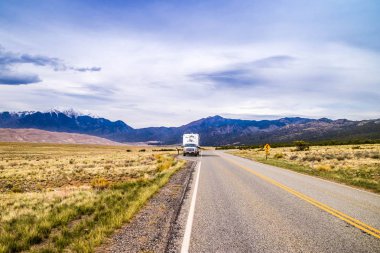 Great Sand Dunes Milli Parkı'ndaki ünlü off-road Ford aracı