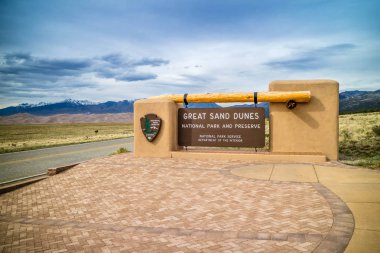 Great Sand Dunes Milli Parkı'na giden bir giriş yolu