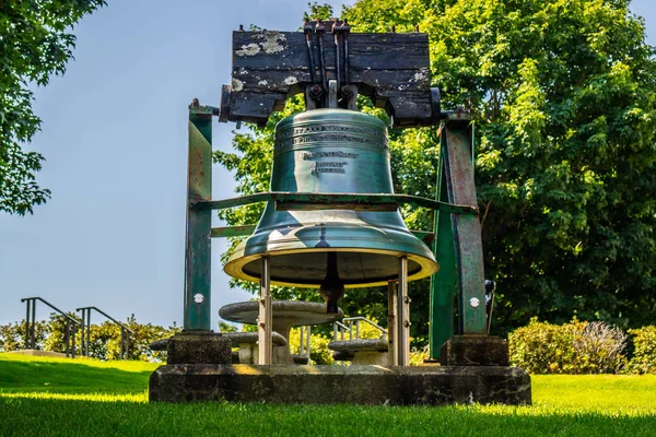 Dobrze zachowane pamiątkowe Bell w Augusta State Capital w stanie Maine — Zdjęcie stockowe