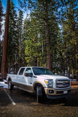 Yosemite Ulusal Parkı 'nda ünlü Off-Road Ford araç,