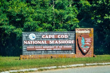Cape Cod Ulusal sahiline giden bir giriş yolu