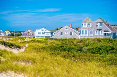 Cape Cod, Massachusetts'teki kasabaadasının bakan görünümü