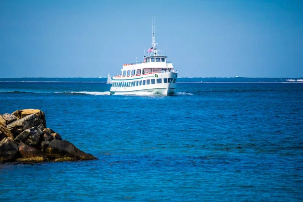 Un énorme bateau à passagers touristique à Cape Cod, Massachusetts — Photo