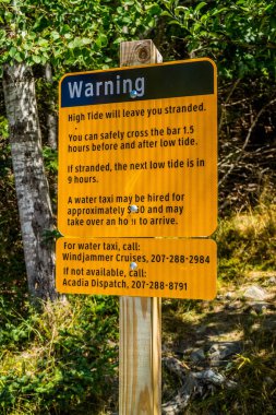 Bar Harbor, Maine'de sarı bir yüksek gelgit bilgi tabelası