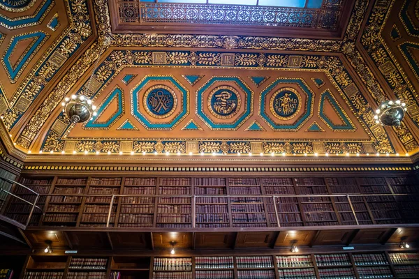 Огромная коллекция книг в публичной библиотеке Провиденса, Род-Айленд — стоковое фото