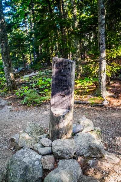 Uma placa de descrição para a trilha no Parque Nacional de Acadia, Maine — Fotografia de Stock