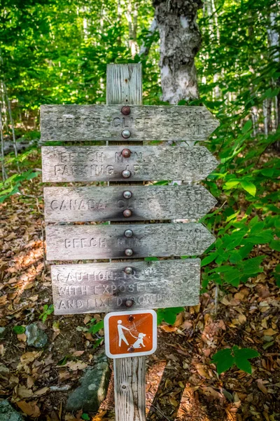 Uma placa de descrição para a trilha no Parque Nacional de Acadia, Maine — Fotografia de Stock