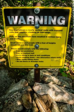 Acadia Np, Maine'deki yürüyüşçüler için sarı uyarı levhası