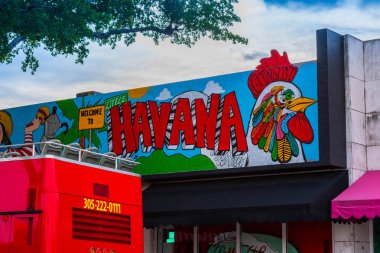 Miami, Florida'daki semt kasabasına giden bir giriş yolu