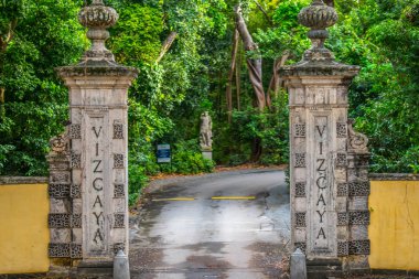 Miami, Florida'daki Villa Vizcaya'ya giden bir giriş yolu
