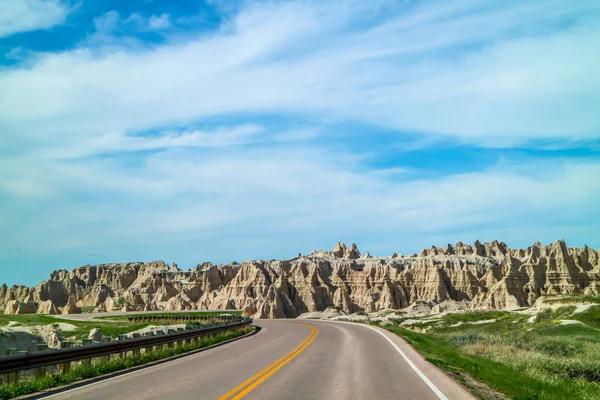 Un largo camino por el camino del Parque Nacional Badlands, Dakota del Sur — Foto de Stock