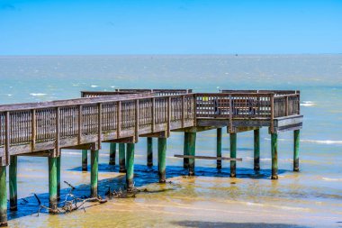 Aransas Nwr, Teksas'ta çalılarla çevrili çok uzun bir kaldırım