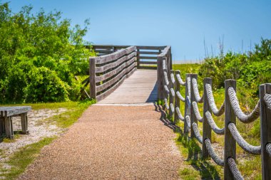 Aransas Nwr, Teksas'ta çalılarla çevrili çok uzun bir kaldırım