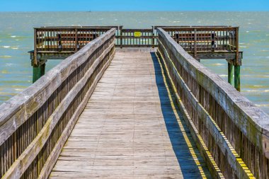 Aransas Nwr, Teksas'ta çalılarla çevrili çok uzun bir kaldırım