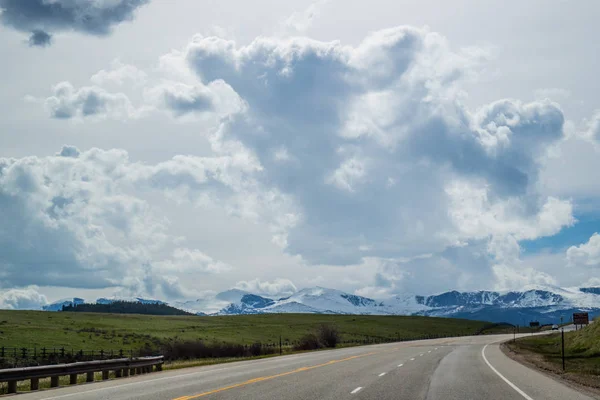 En lång väg ner på Buffalo, Wyoming — Stockfoto