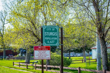 Sturgis, SD, ABD - 29 Mayıs 2019: Şehir tabelasının katı bir şekilde uygulanması