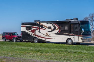 Alliance, NE, ABD - 5 Mayıs 2019: Bir Jeep Wrangler parktaki bir karavanın yanına park etti