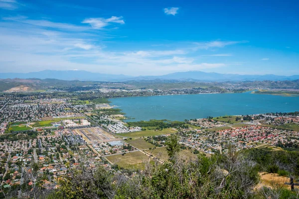 Kaliforniya, Elsinore Gölü 'nün Riverside ilçesi boyunca küçük temiz bir göl.