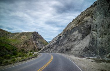 Yellowstone Ulusal Parkı, Wyoming yolunda uzun bir yol var.