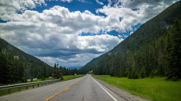 Een Lange Weg Langs Weg Van Yellowstone National Park Wyoming — Stockfoto