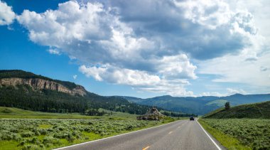 Yellowstone Ulusal Parkı, Wyoming yolunda uzun bir yol var.