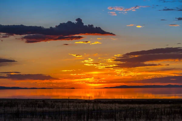Dramatyczna Tętniąca Życiem Sceneria Zachodu Słońca Parku Stanowym Antelope Island — Zdjęcie stockowe