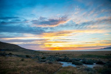 Utah 'taki Antilop Adası Eyalet Parkı' nda dramatik bir gün batımı manzarası.