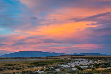 Utah 'taki Antilop Adası Eyalet Parkı' nda dramatik bir gün batımı manzarası.