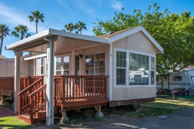 Elsinore Gölü, CA, ABD - 7 Mayıs 2020: Roadrunner RV Park 'ta küçük bir huzurevi