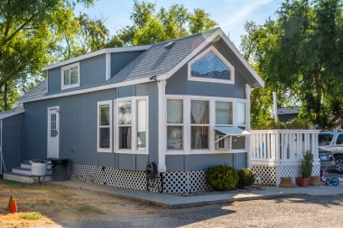 Elsinore Gölü, CA, ABD - 7 Mayıs 2020: Roadrunner RV Park 'ta küçük bir huzurevi