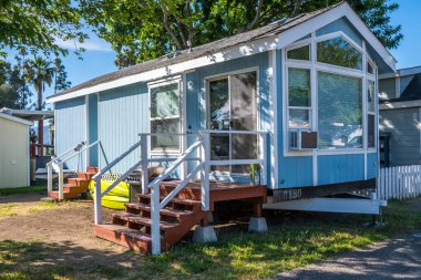 Elsinore Gölü, CA, ABD - 7 Mayıs 2020: Roadrunner RV Park 'ta küçük bir huzurevi