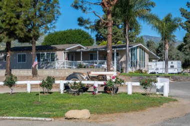Elsinore Gölü, CA, ABD - 5 Mayıs 2020: Roadrunner RV Park 'ta küçük bir huzurevi
