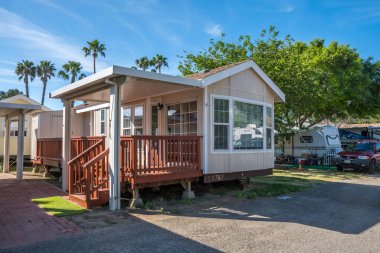 Elsinore Gölü, CA, ABD - 7 Mayıs 2020: Roadrunner RV Park 'ta küçük bir huzurevi