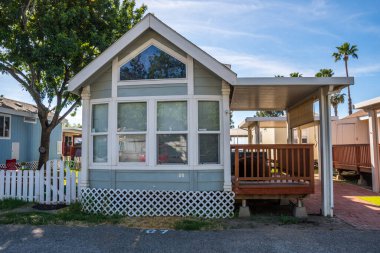 Elsinore Gölü, CA, ABD - 7 Mayıs 2020: Roadrunner RV Park 'ta küçük bir huzurevi