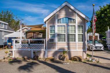 Elsinore Gölü, CA, ABD - 7 Mayıs 2020: Roadrunner RV Park 'ta küçük bir huzurevi