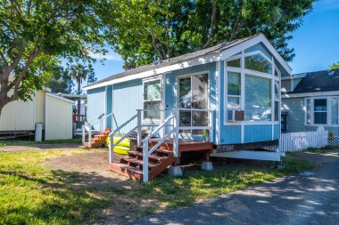 Elsinore Gölü, CA, ABD - 7 Mayıs 2020: Roadrunner RV Park 'ta küçük bir huzurevi