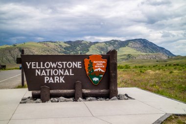 Yellowstone NP, WY, ABD - 23 Haziran 2019: Koruma parkının giriş noktasında bir karşılama tabelası