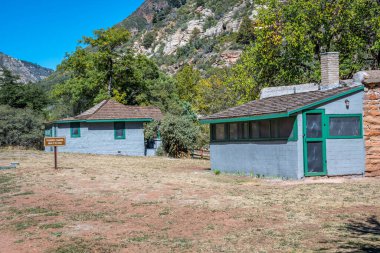 Sedona, AZ, ABD - 13 Ekim 2019: Slide Rock State Park 'ta bir turist kulübesi