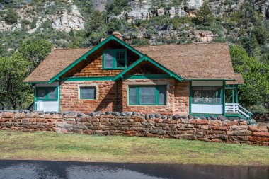 Sedona, AZ, ABD - 13 Ekim 2019: Slide Rock State Park 'ta bir turist kulübesi