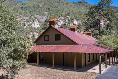 Sedona, AZ, ABD - 13 Ekim 2019: Slide Rock State Park 'ta bir turist kulübesi