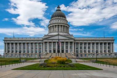 Salt Lake City, UT, ABD - 5 Ağustos 2019 Utah Eyalet Kongre Binası 'nın büyük dış koruma alanları