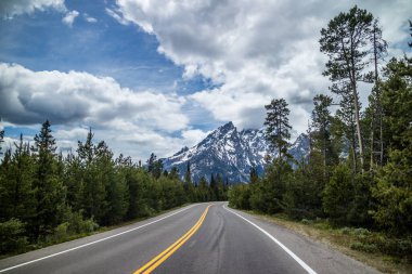 Grand Tetons NP, Wyoming 'e giden uzun bir yol.